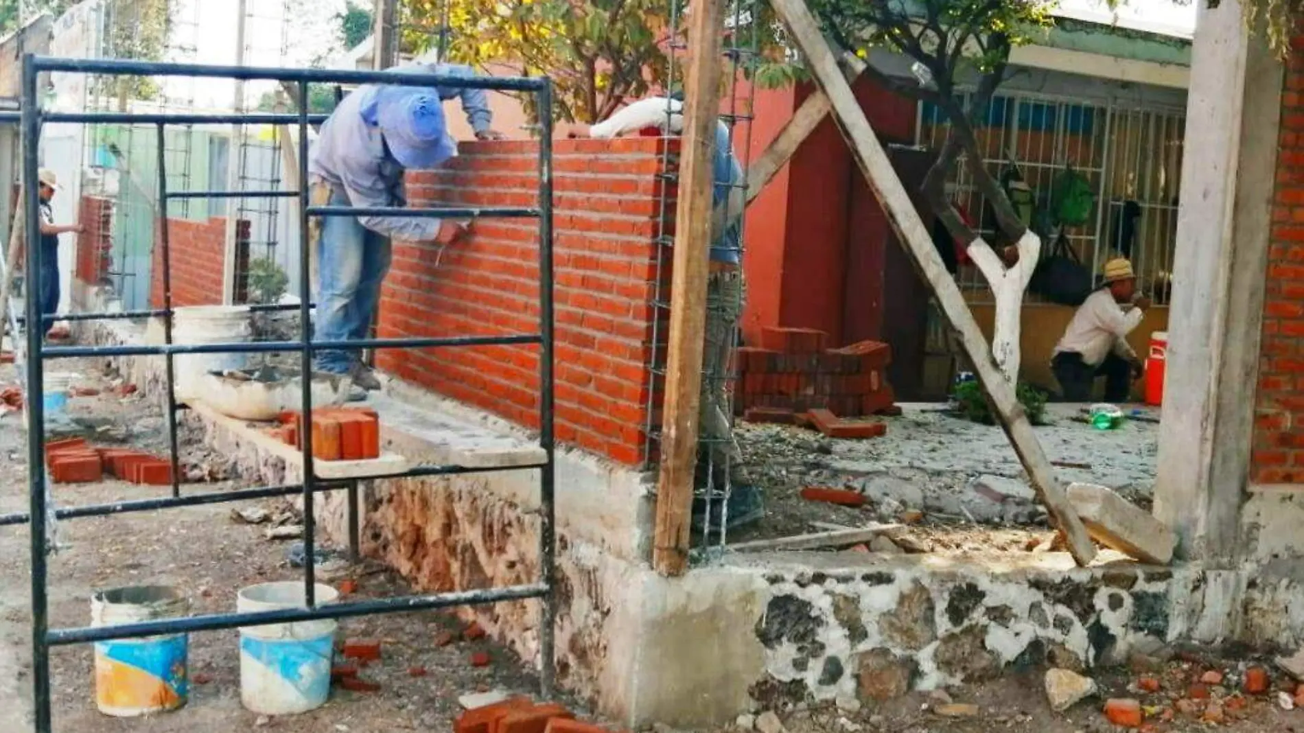 realizan obras en escuela-archivo